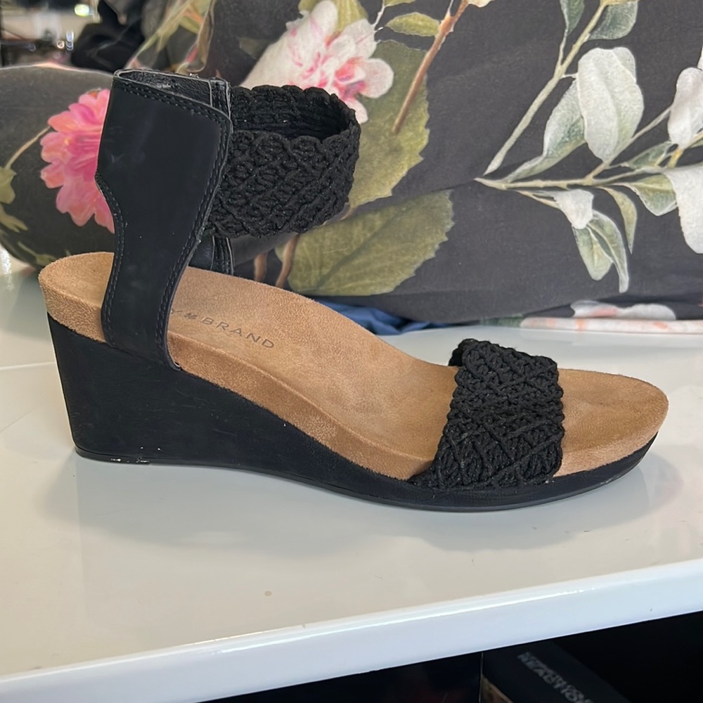 Super cute black sandals size 6